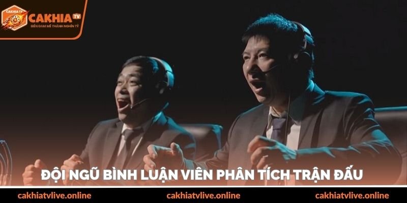 Đội ngũ bình luận viên phân tích trận đấu